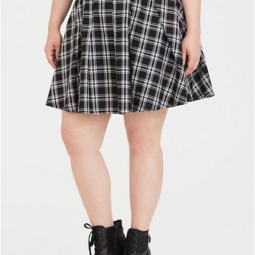 Pleated Skater Skirt black white Torrid 2 - EUC- punk goth cool plaid tartan